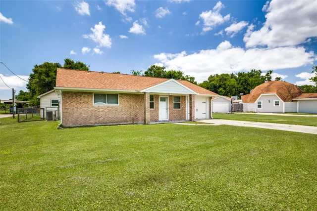 a view of a house with a backyard