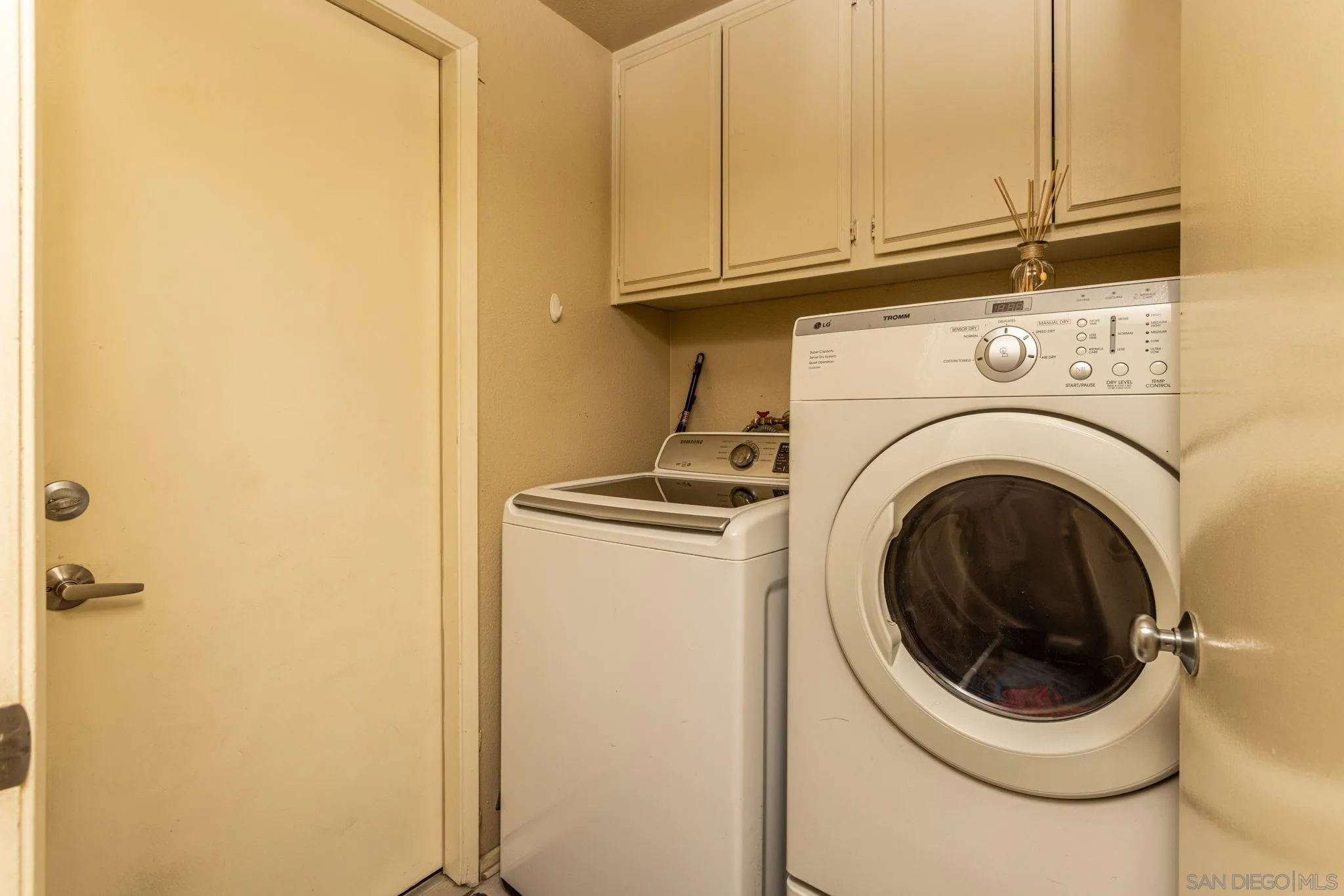 4648 Valley Glen Drive Corona, CA 92878 - Photo 17 of 42 a utility room with dryer and washer