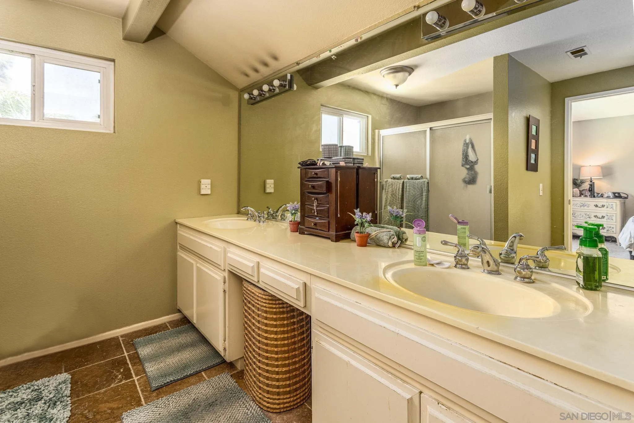 4648 Valley Glen Drive Corona, CA 92878 - Photo 23 of 42 a bathroom with a sink and a mirror
