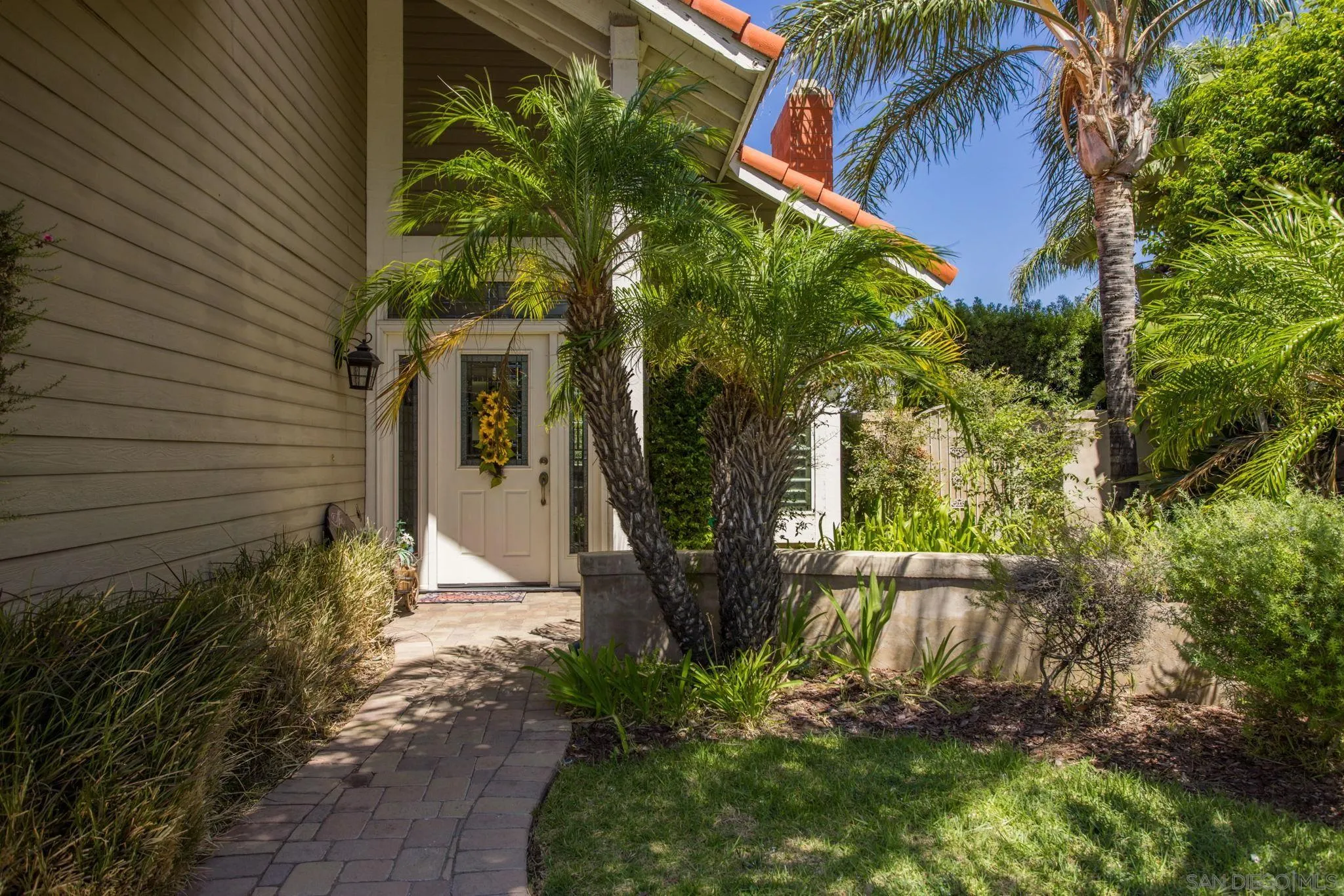 4648 Valley Glen Drive Corona, CA 92878 - Photo 4 of 42 a front view of a house with garden