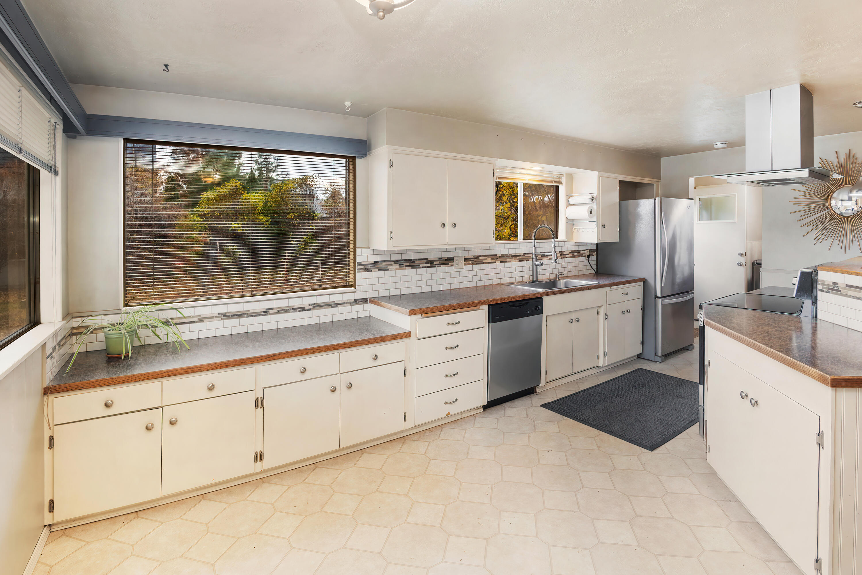 61855 Pettigrew Road Bend, OR 97702 - Photo 10 of 32 Kitchen entrance