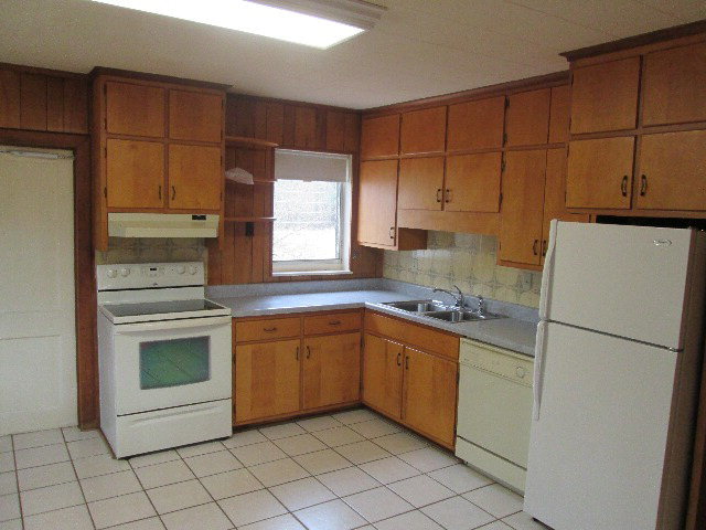6121 Forsyth Road Macon, GA 31210 - Photo 12 of 17 a kitchen with a stove sink and refrigerator