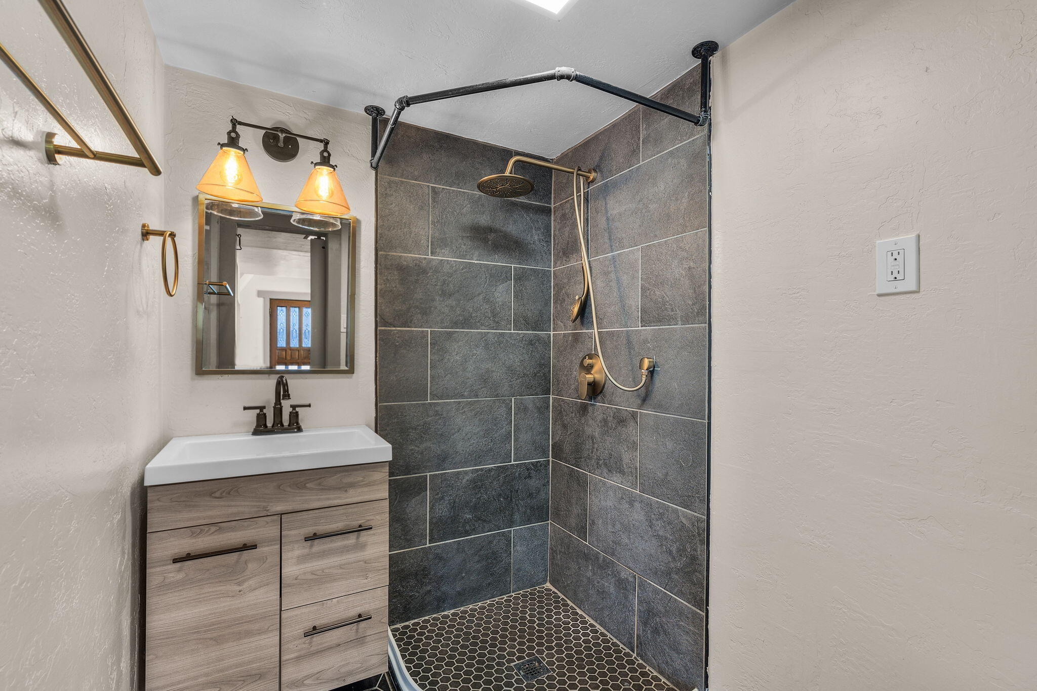 227 Southwest 11th Street Redmond, OR 97756 - Photo 6 of 25 2024_05_03_227_sw_11th_st_rdm-10
