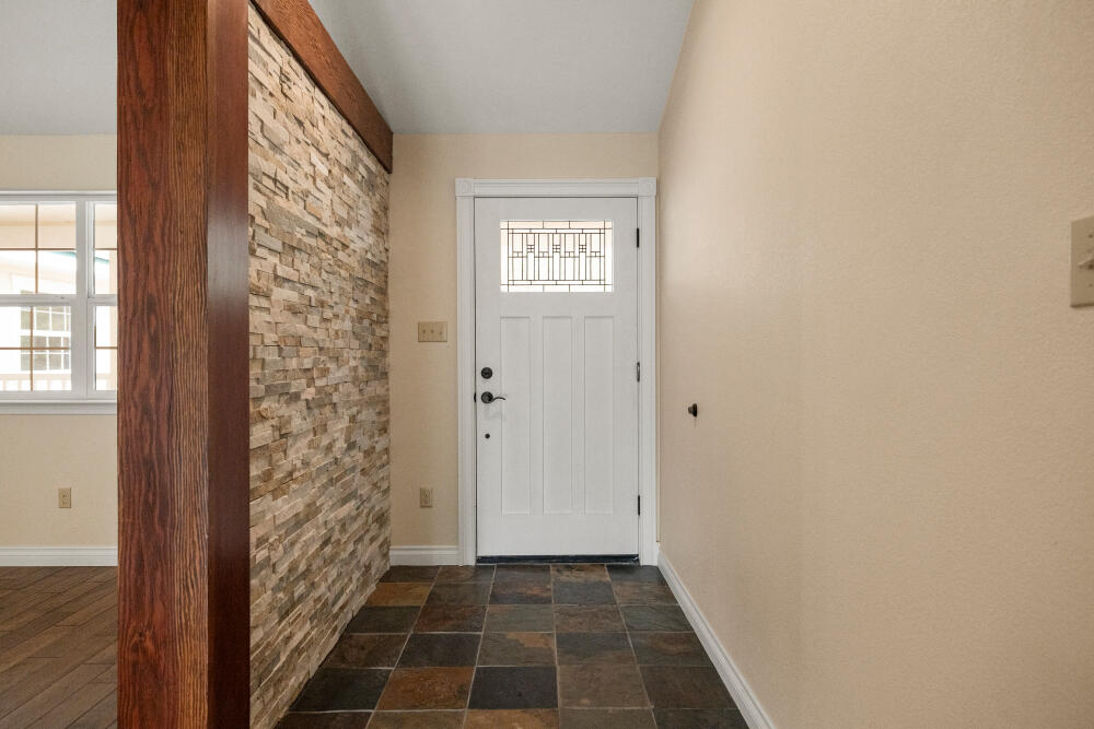 13423 Sprague River Road, Unit 1 Chiloquin, OR 97624 - Photo 11 of 46 Entry way with slate tile and ledgerwood wall