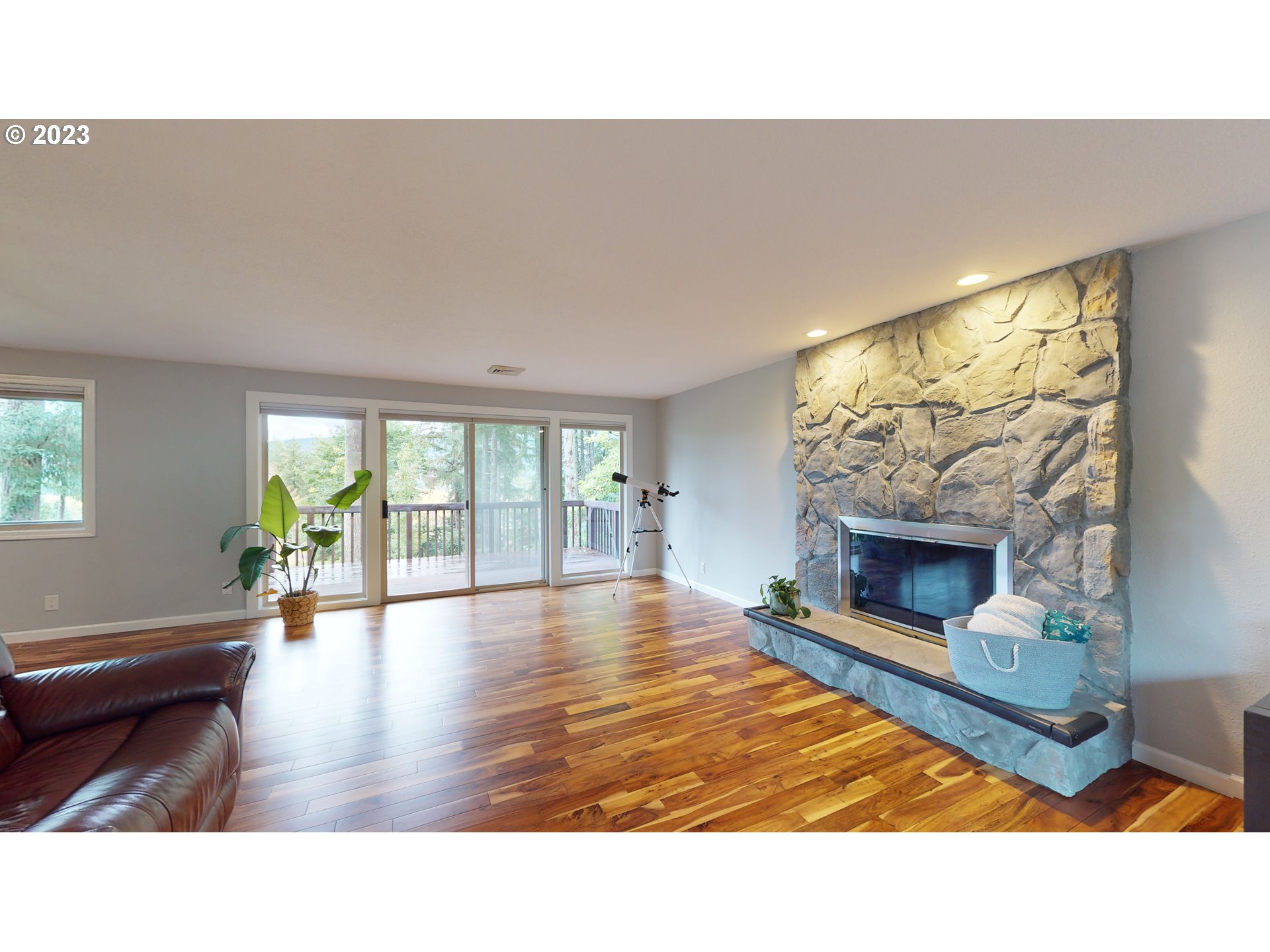 90708 Hill Road Springfield, OR 97478 - Photo 4 of 48 Living Room
