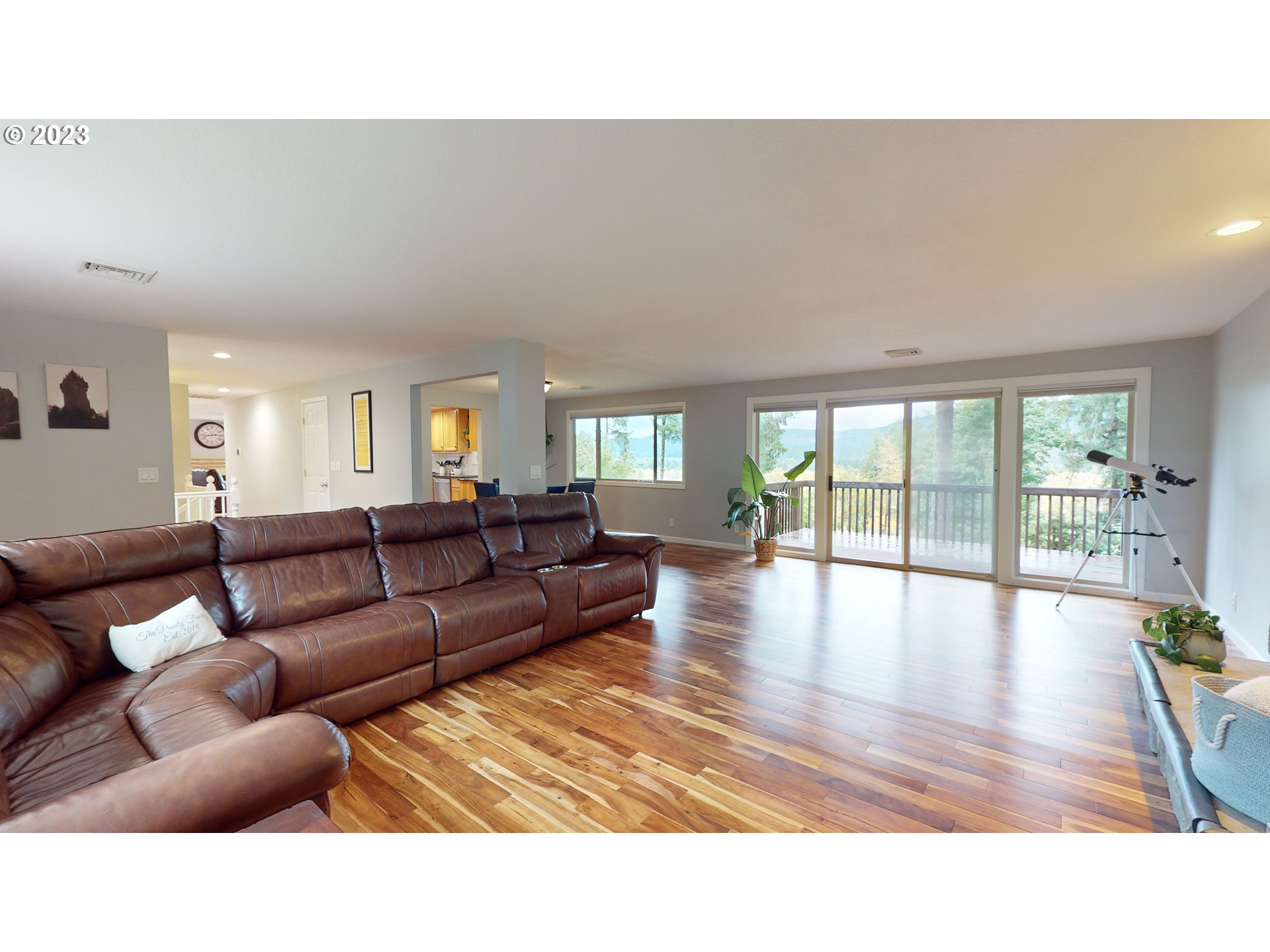 90708 Hill Road Springfield, OR 97478 - Photo 5 of 48 Living Room