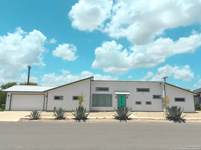 a view of a house with yard