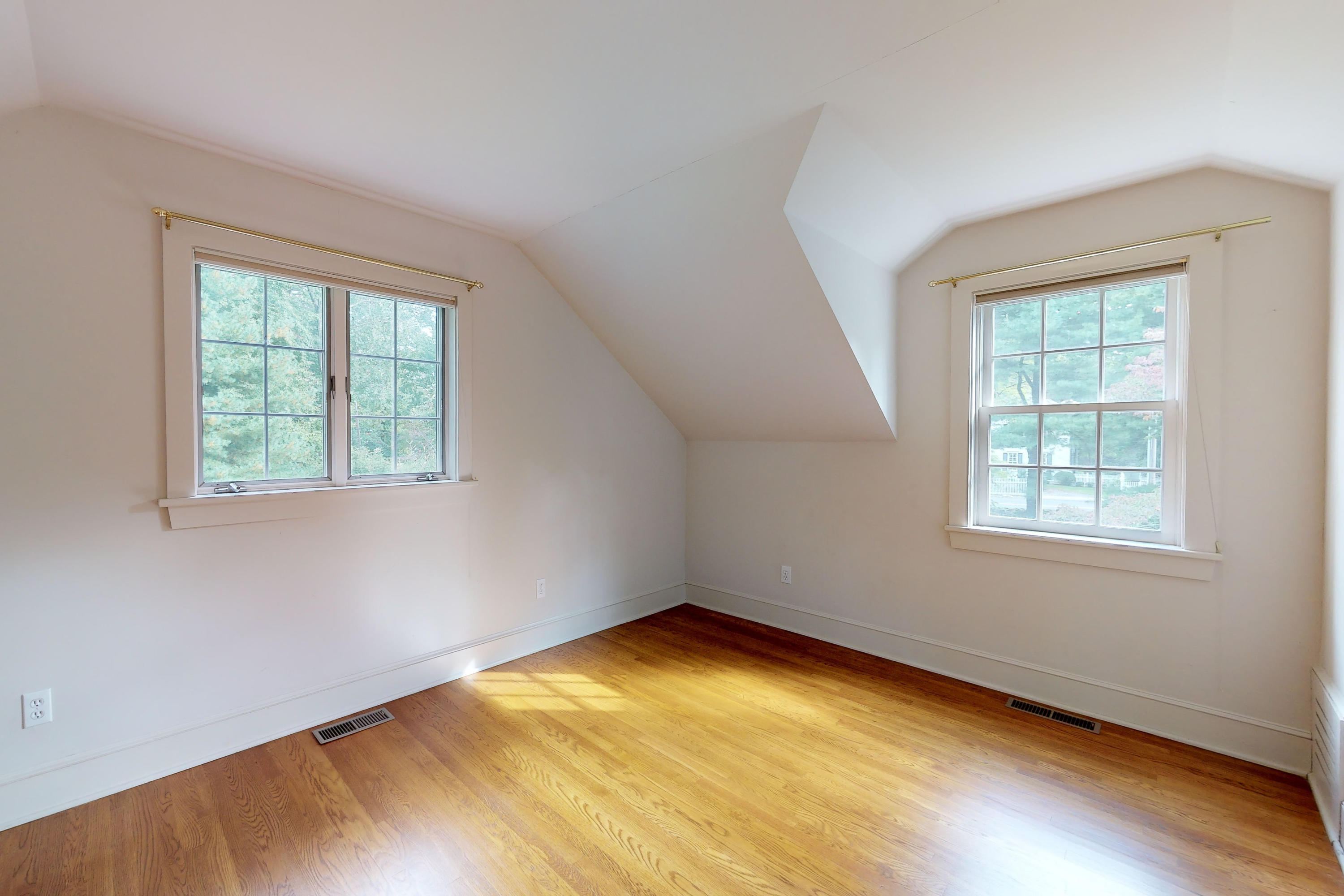 275 Hollow Tree Ridge Road Darien, CT 06820 - Photo 35 of 41 an empty room with a window