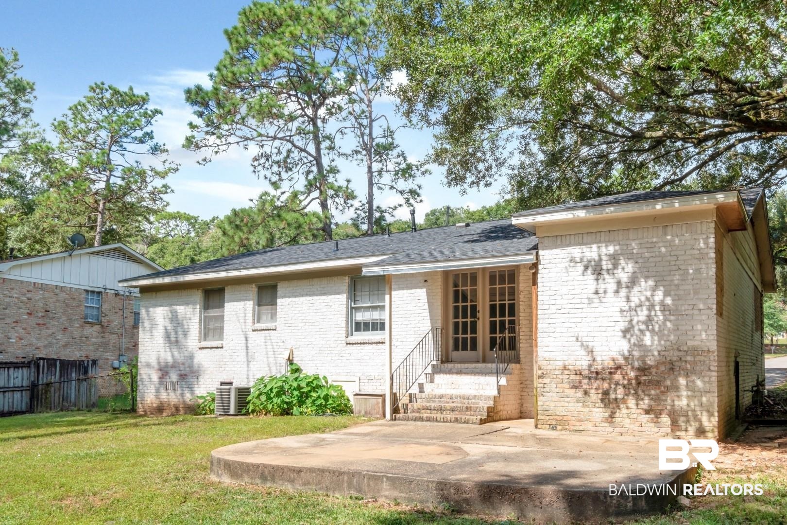 320 Vanderbilt Drive Mobile, AL 36608 - Photo 34 of 39 Back of house with a lawn