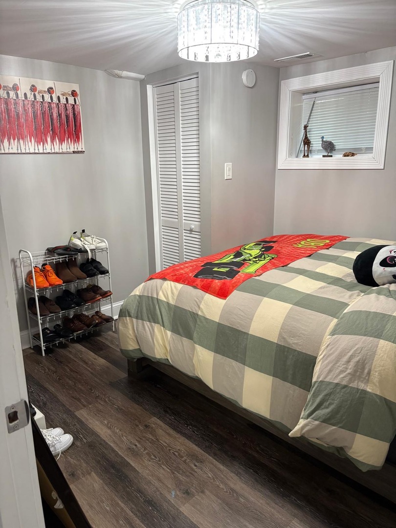 6541 South Ingleside Avenue, Unit G Chicago, IL 60637 - Photo 13 of 13 a bedroom with a bed and dresser