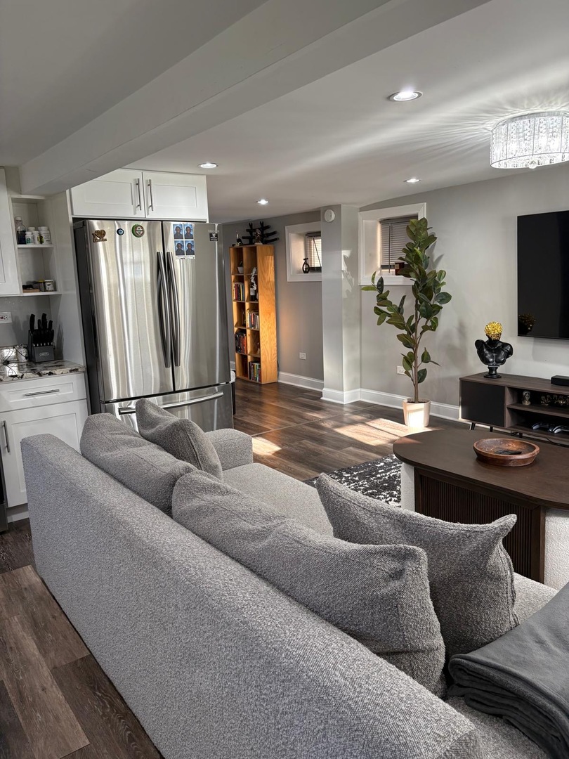 6541 South Ingleside Avenue, Unit G Chicago, IL 60637 - Photo 4 of 13 a living room with furniture and a flat screen tv