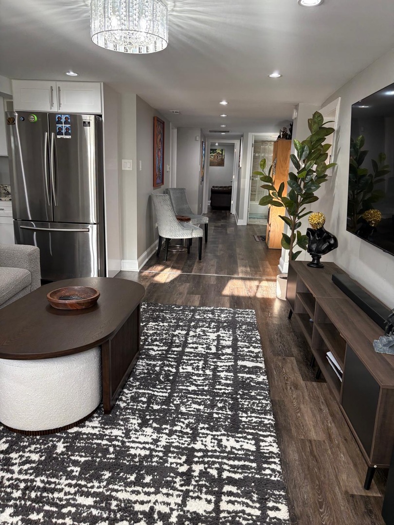 6541 South Ingleside Avenue, Unit G Chicago, IL 60637 - Photo 6 of 13 a living room with furniture and a flat screen tv