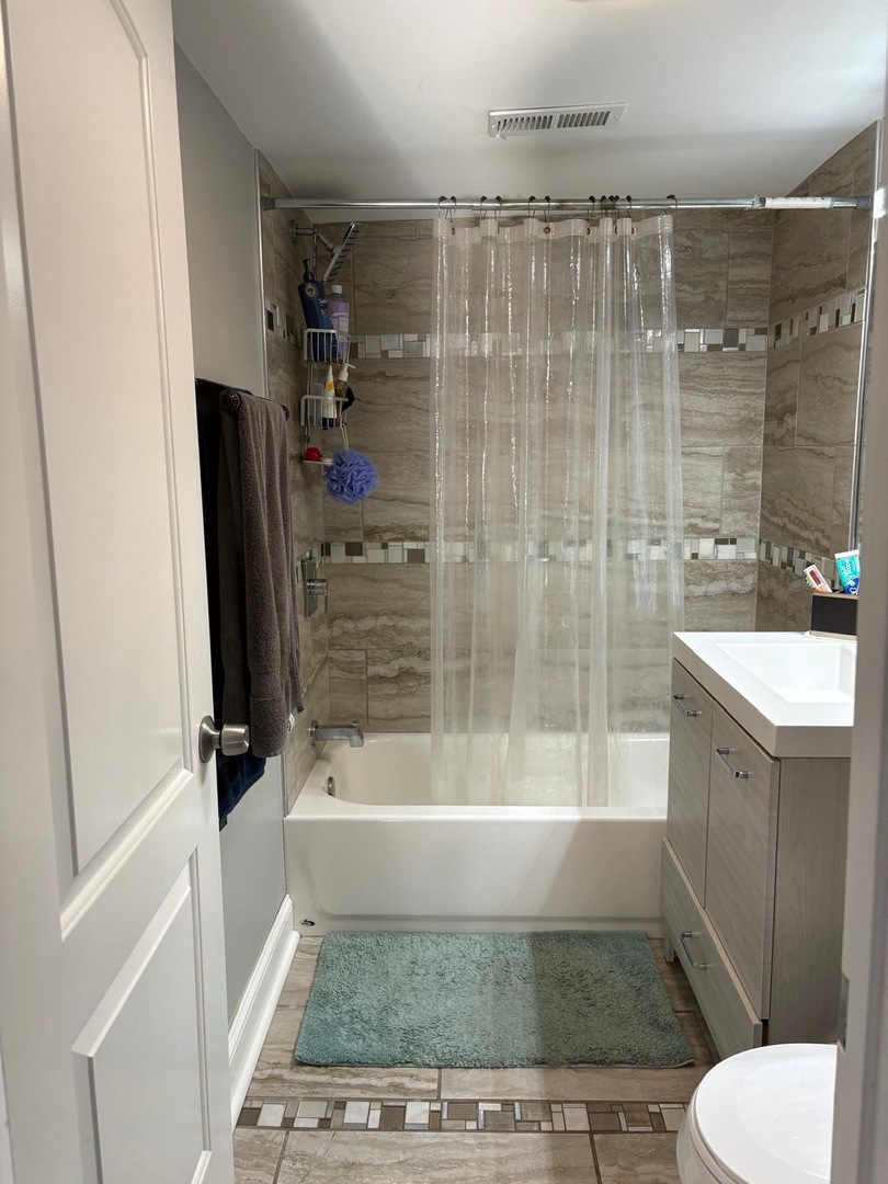 6541 South Ingleside Avenue, Unit G Chicago, IL 60637 - Photo 8 of 13 a bathroom with a sink and a shower