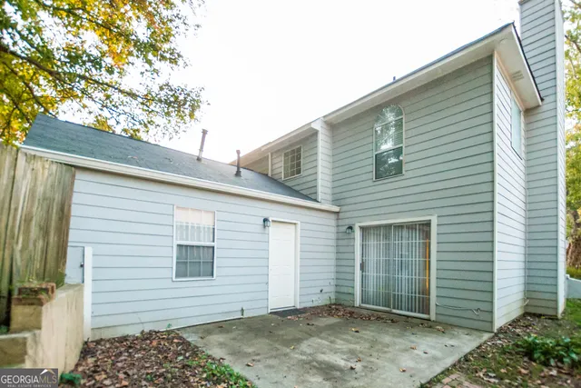 a view of a house with a backyard