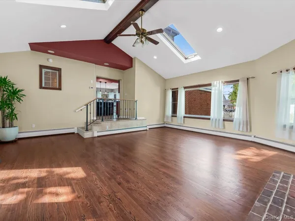 $4,700 | 2 Tottenham Place, Unit 1, New Hyde Park, NY 11040