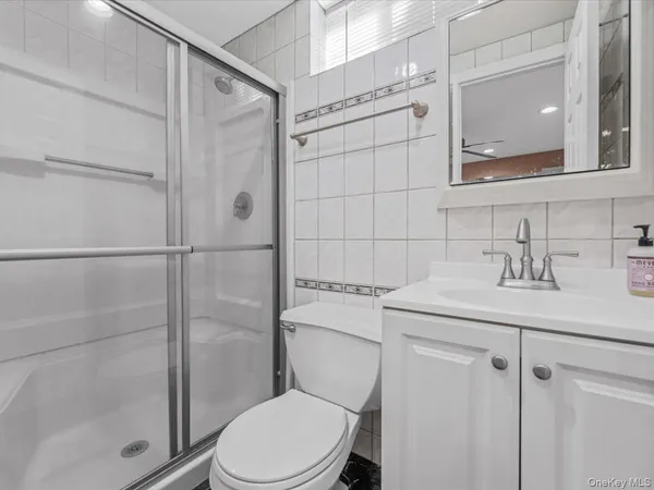 $4,700 | 2 Tottenham Place, Unit 1, New Hyde Park, NY 11040