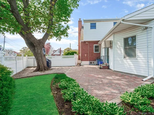 $4,700 | 2 Tottenham Place, Unit 1, New Hyde Park, NY 11040