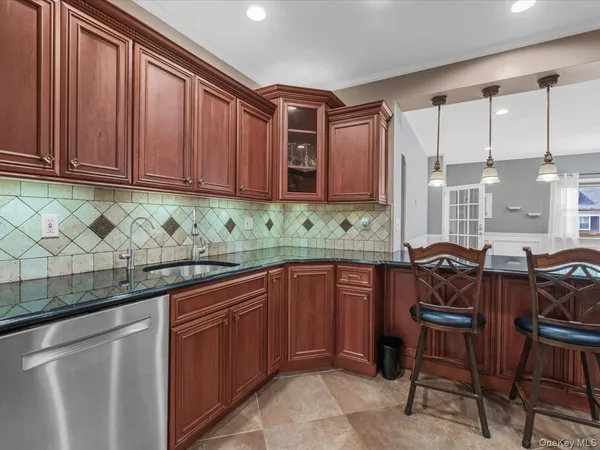 $4,700 | 2 Tottenham Place, Unit 1, New Hyde Park, NY 11040
