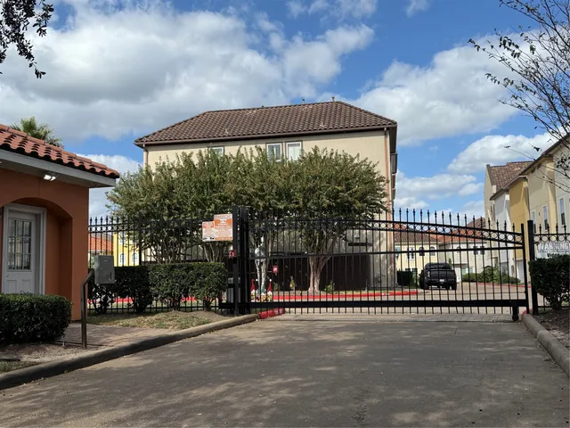 $2,600 | 7130 Laguna Villas, Houston, TX 77036