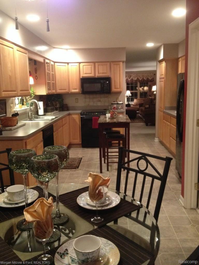 3217 Mann Road Waterford, MI 48329 - Photo 12 of 32 13 Dining into Kitchen.jpg