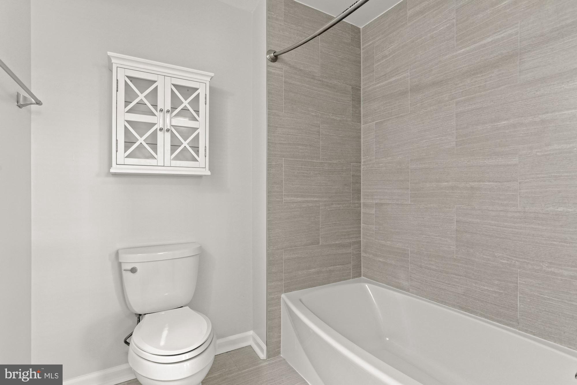 645 Constellation Square Southeast, Unit B Leesburg, VA 20175 - Photo 20 of 31 Primary Bathroom