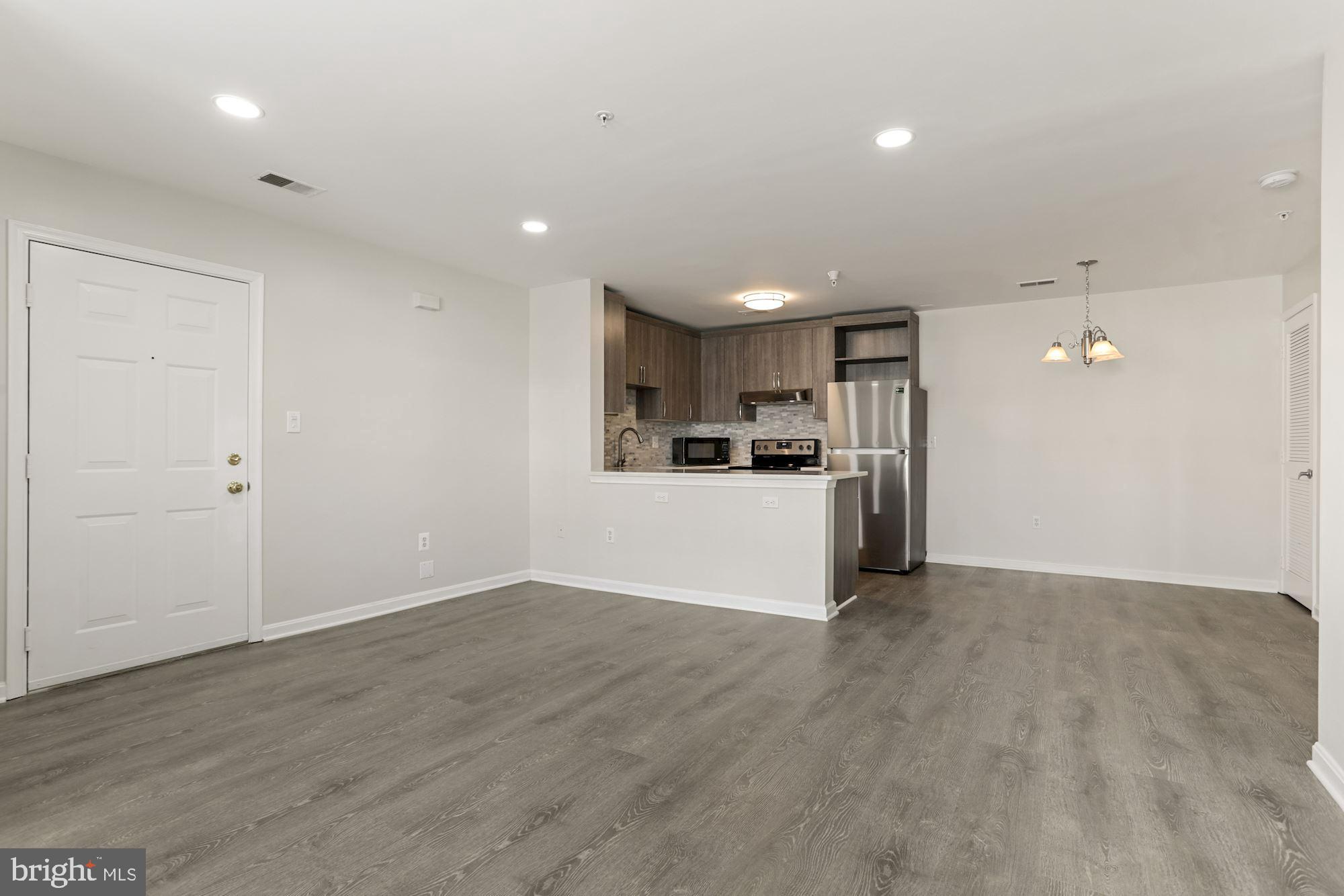 645 Constellation Square Southeast, Unit B Leesburg, VA 20175 - Photo 9 of 31 Bright & Light