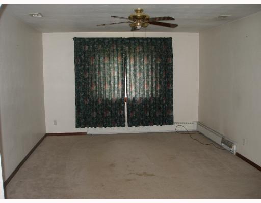 508 Farneth Road Plum, PA 15068 - Photo 4 of 13 Living Room.