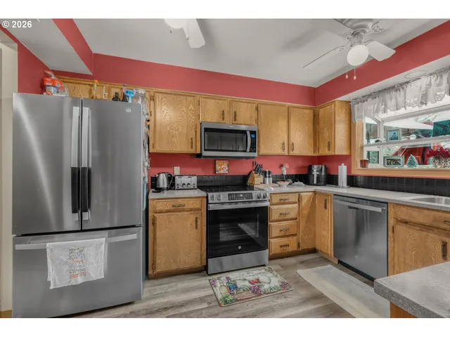 $560,000 | 7450 Southwest 184th Place, Beaverton, OR 97007