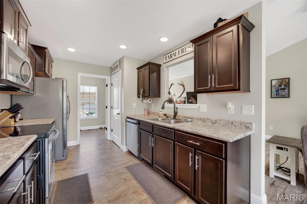 205 Ridgeview Drive St. Robert, MO 65584 - Photo 10 of 56