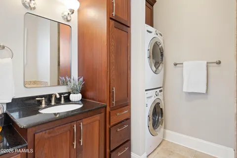 $530,000 | 205 West Vallauris Drive, Lafayette, LA 70507