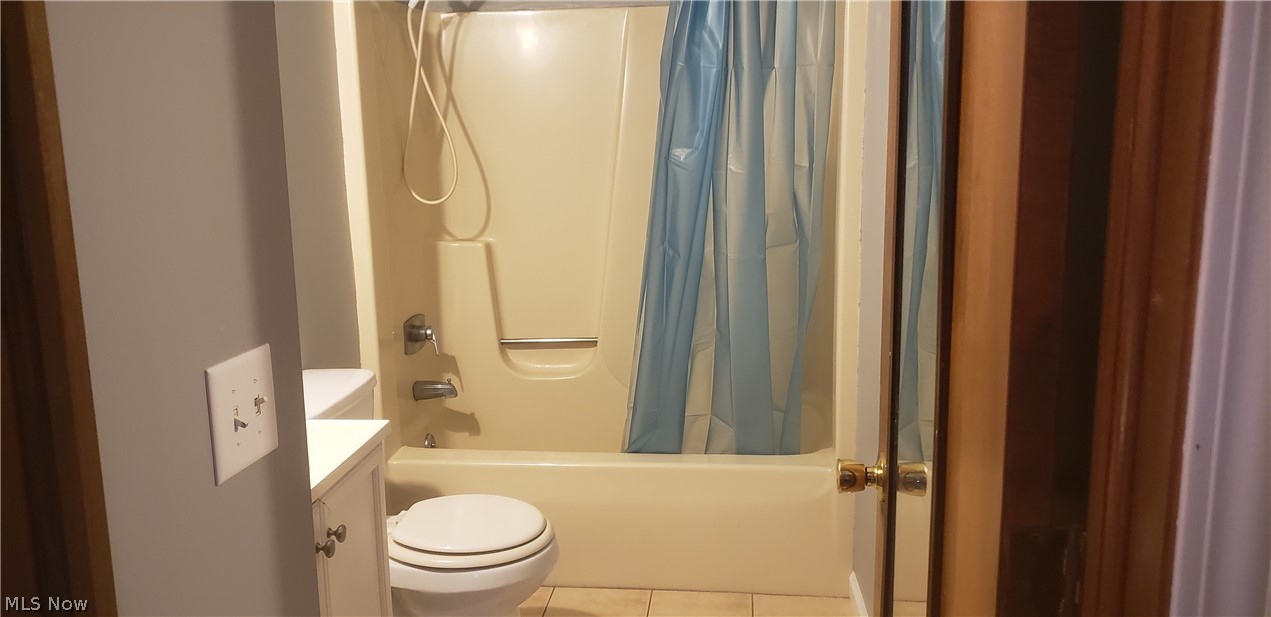 12765 Butternut Road Burton, OH 44021 - Photo 11 of 28 main floor full bath