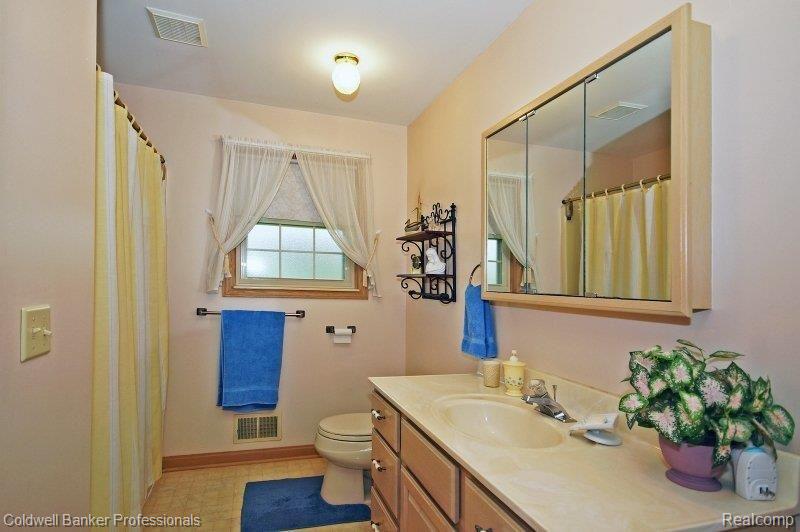 110 East Coon Lake Road Howell, MI 48843 - Photo 8 of 20 110 E Coon Lk - Bathroom 2.JPG