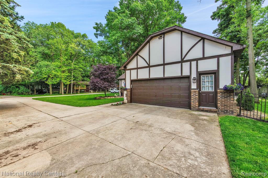3640 Winter Creek Road Rochester Hills, MI 48307 - Photo 8 of 34