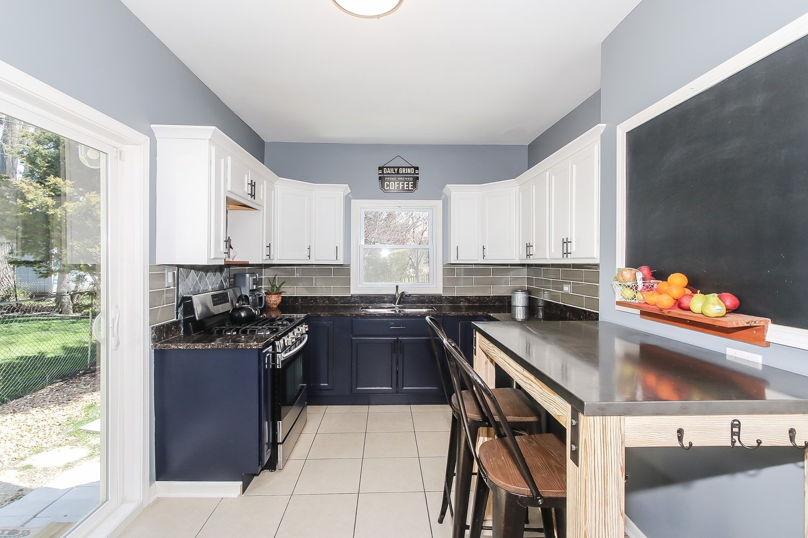 271 Center Street Elgin, IL 60120 - Photo 6 of 20