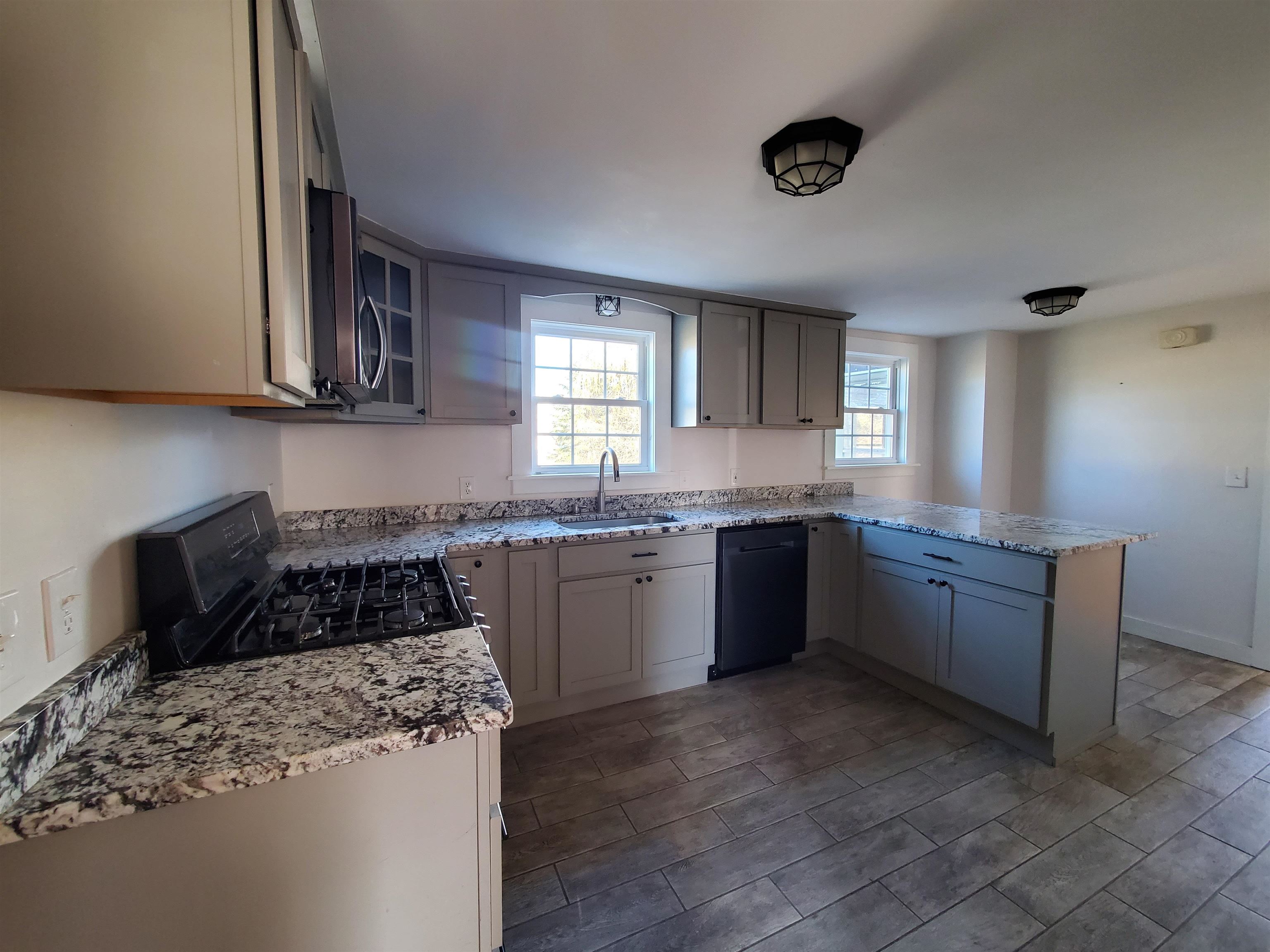 422 Dover Point Road Dover, NH 03820 - Photo 3 of 15