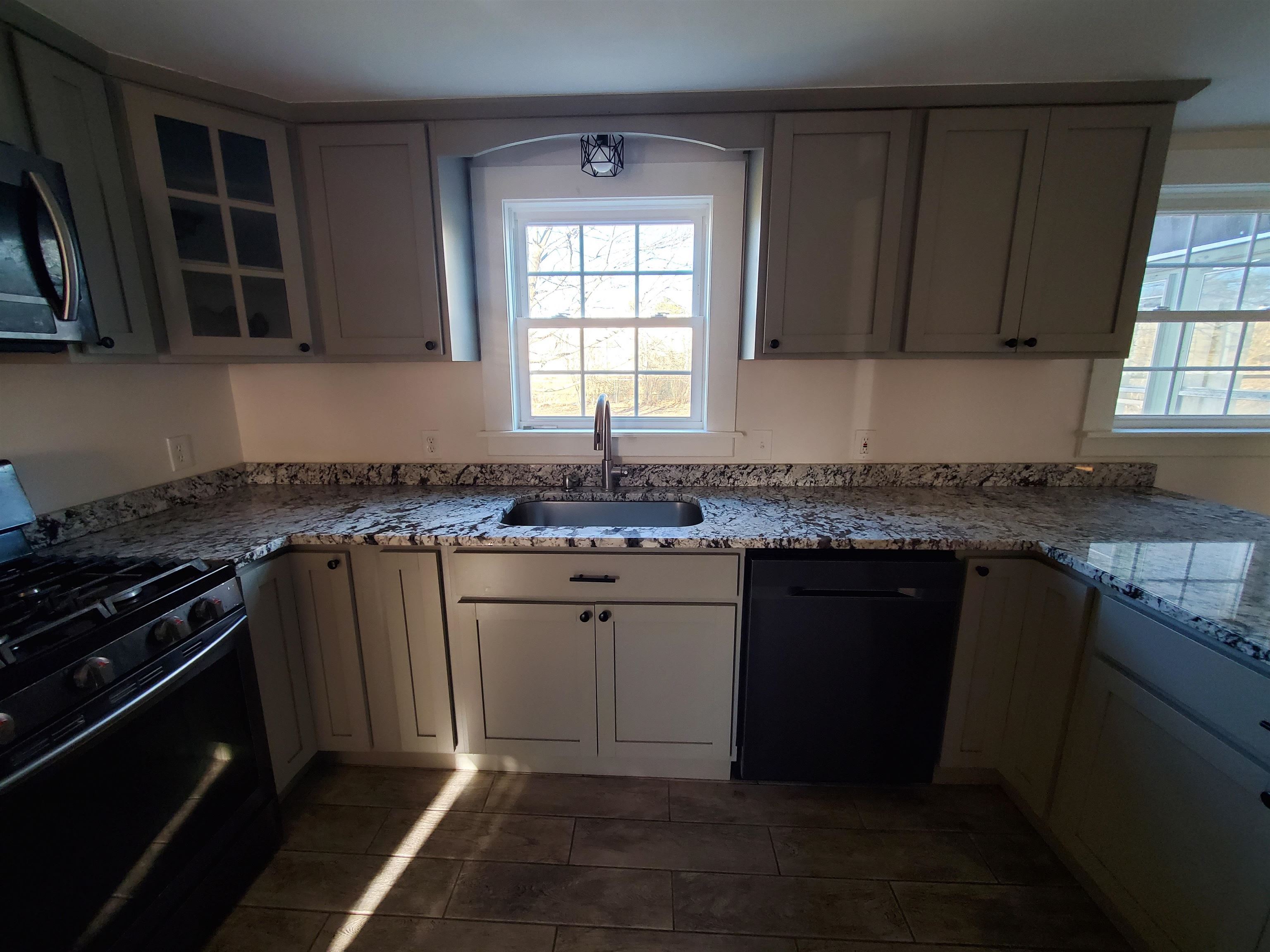 422 Dover Point Road Dover, NH 03820 - Photo 4 of 15