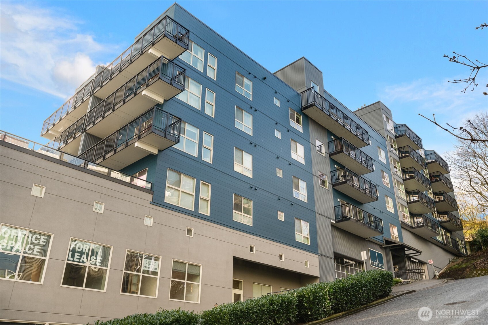 701 Galer Street, Unit 819 Seattle, WA 98109 - Photo 20 of 21 a front view of a building