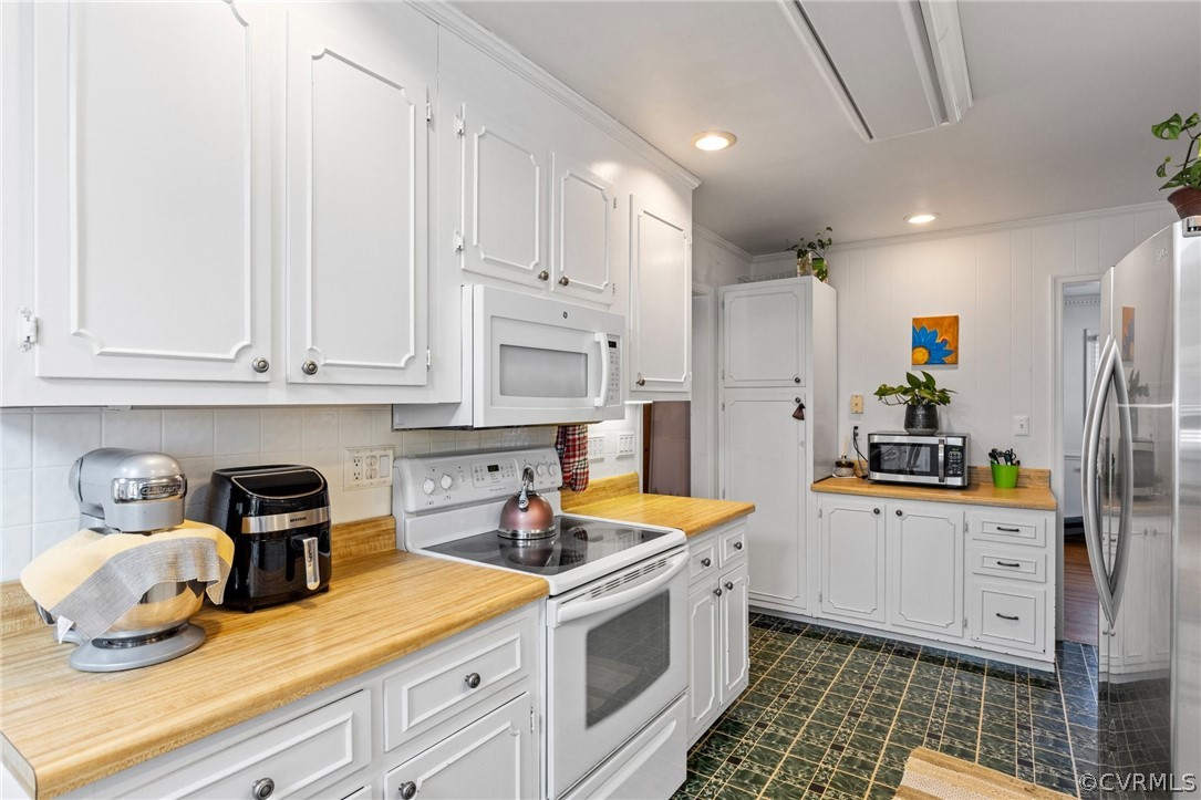 4840 Vestry Road North Chesterfield, VA 23237 - Photo 12 of 38 a kitchen with granite countertop a sink a stove and cabinets
