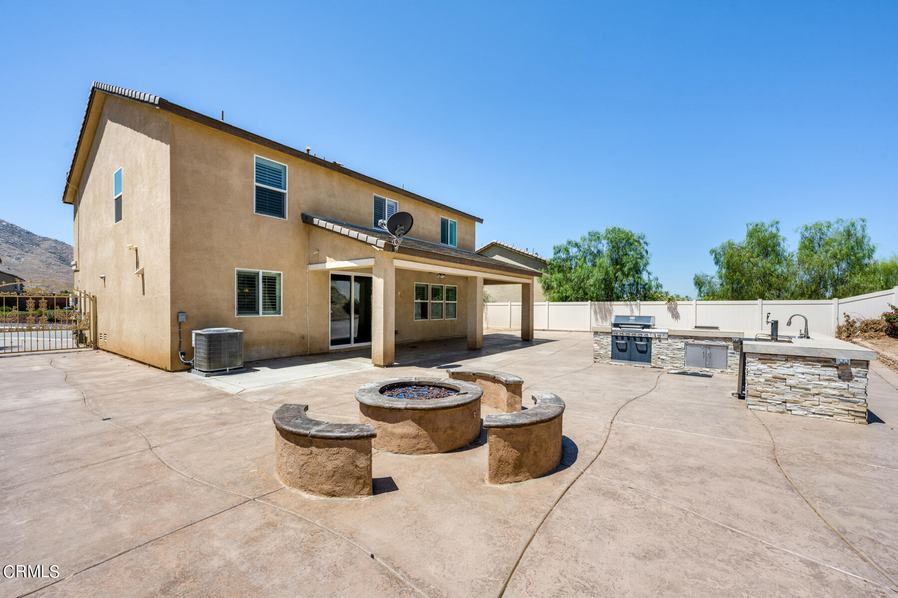 7332 Blue Oak Road Riverside, CA 92507 - Photo 25 of 30 a view of a patio with chairs and tables
