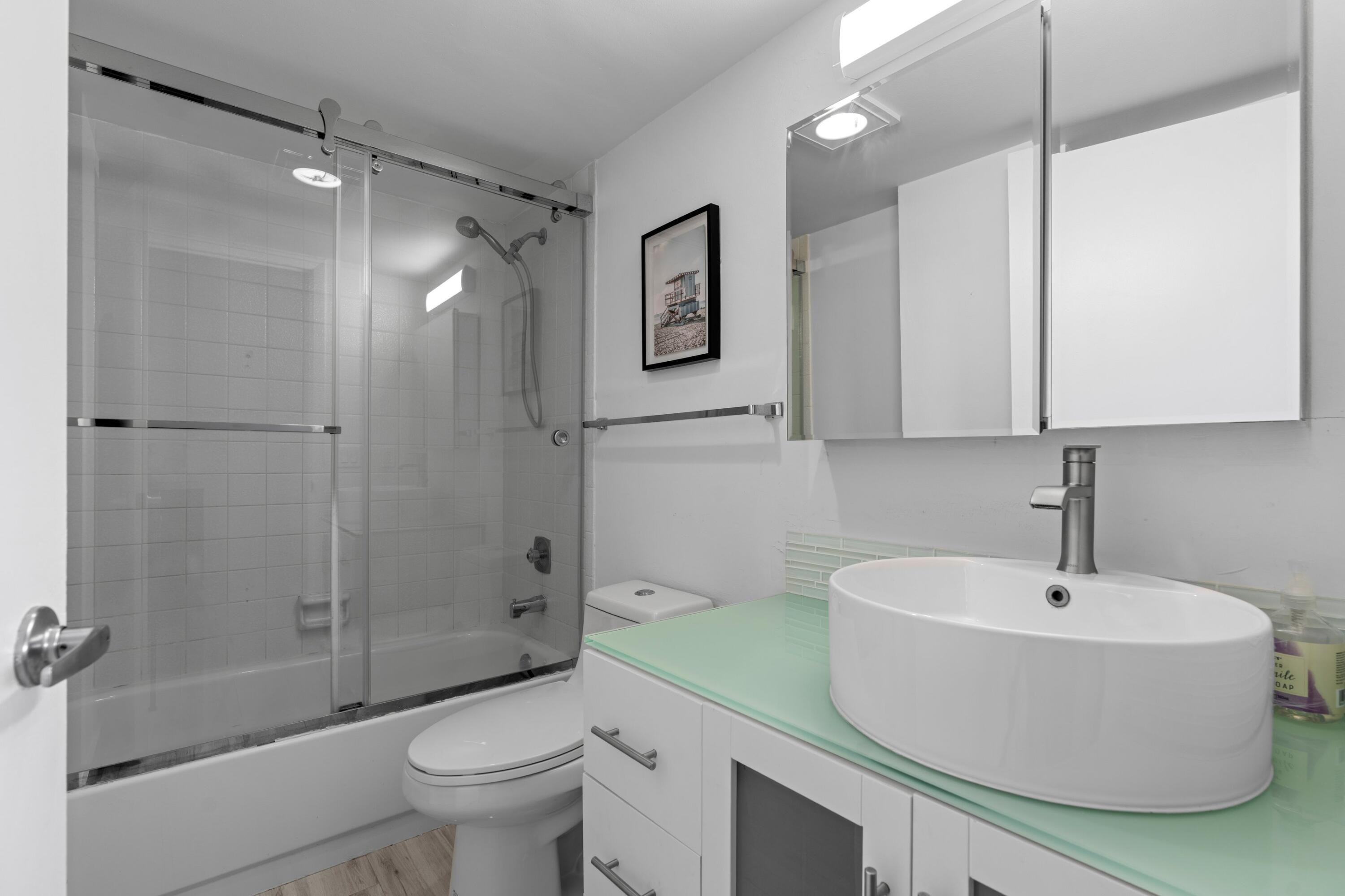 16 Royal Palm Way, Unit 2050 Boca Raton, FL 33432 - Photo 15 of 39 Bathroom #2