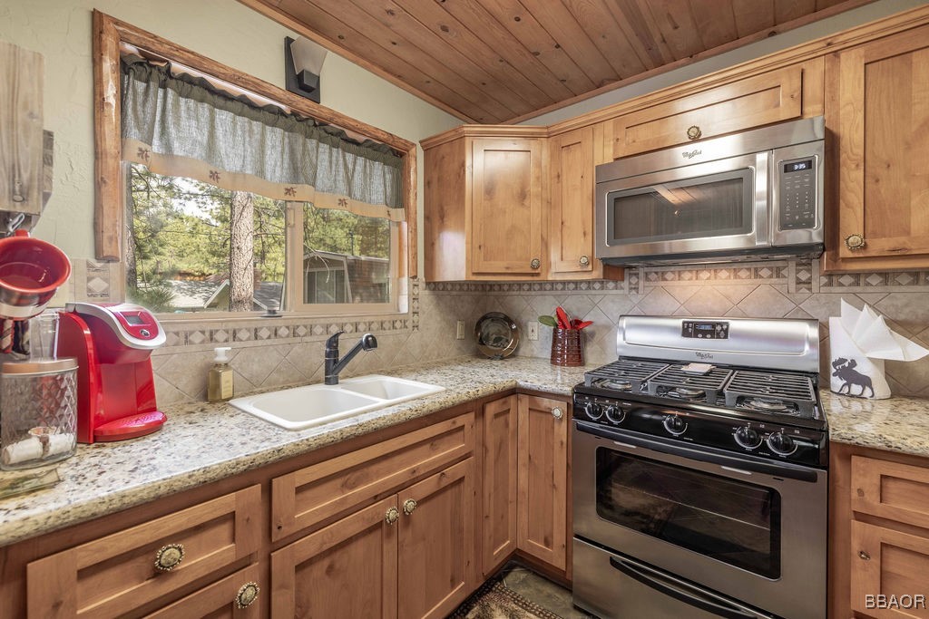 618 Sugarloaf Boulevard Big Bear City, CA 92314 - Photo 7 of 43