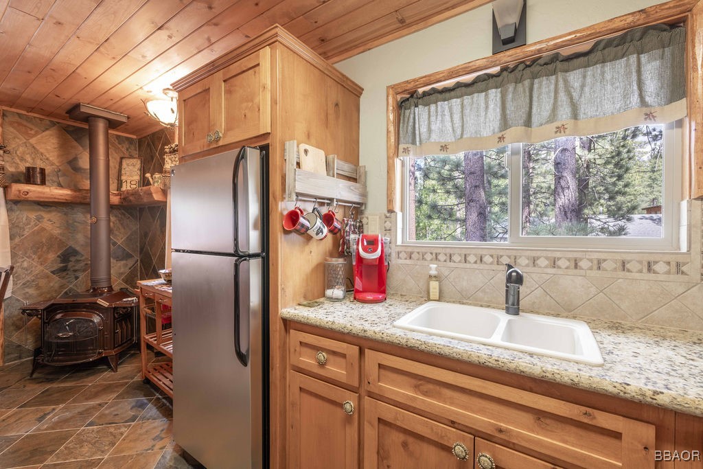 618 Sugarloaf Boulevard Big Bear City, CA 92314 - Photo 9 of 43