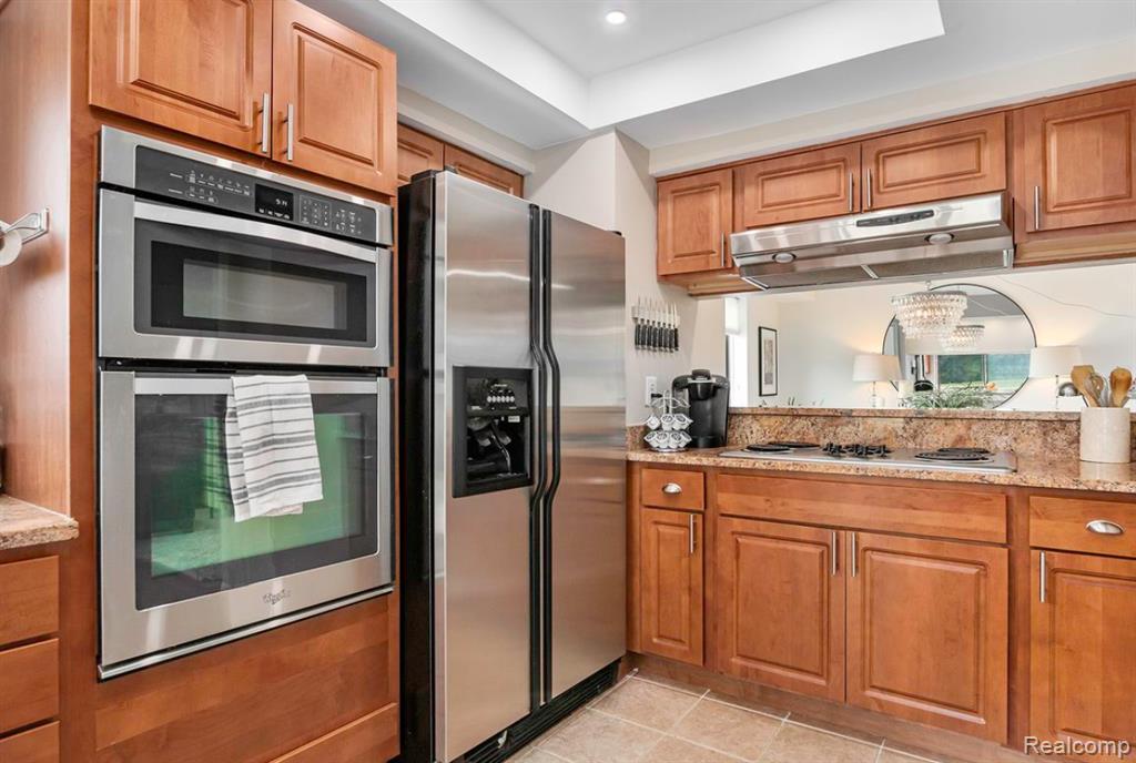 998 Golfview Court Rochester Hills, MI 48307 - Photo 7 of 22