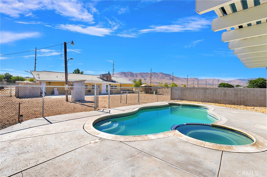 10080 Deep Creek Road Apple Valley, CA 92308 - Photo 3 of 55