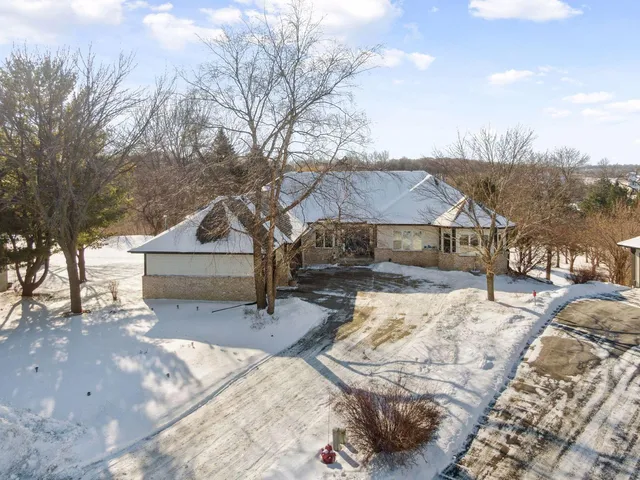 $899,900 | 2065 Woodstone Court, Victoria, MN 55386