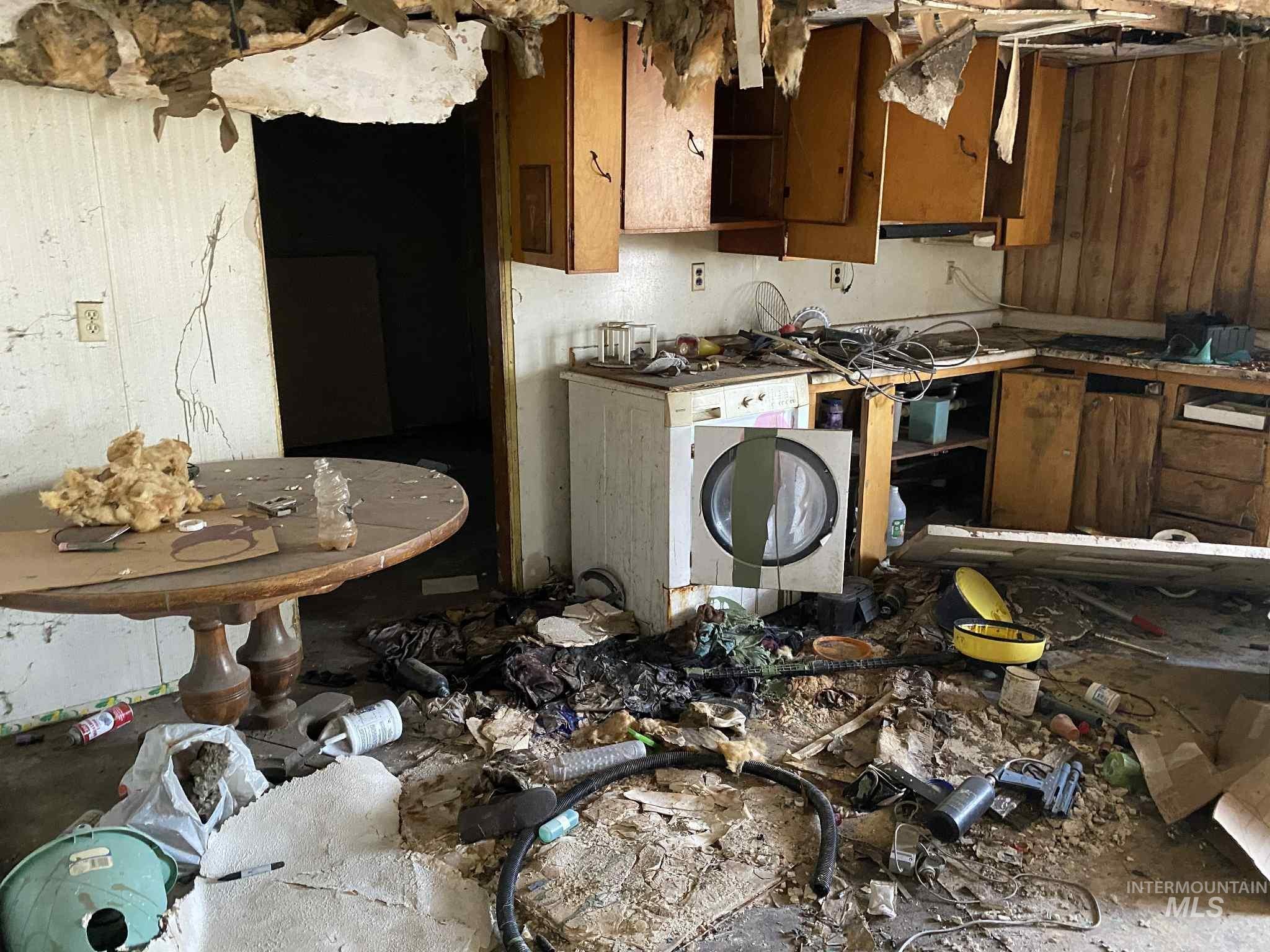 616 Main Street Filer, ID 83328 - Photo 6 of 12 Kitchen with brown cabinets