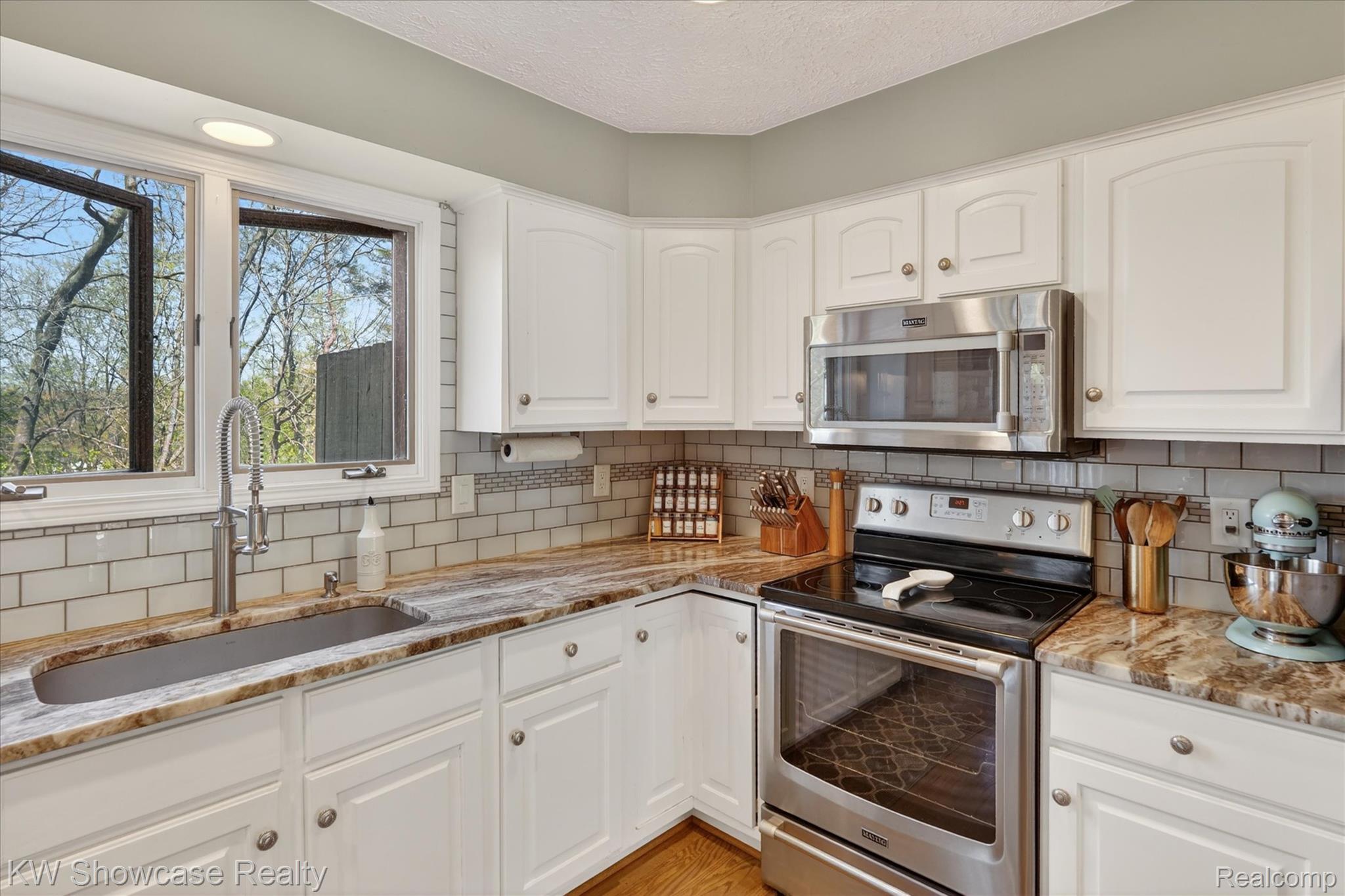 6626 Ridgeview Drive Clarkston, MI 48346 - Photo 13 of 35 The granite counters are very pretty!