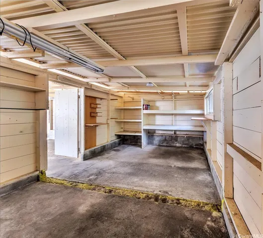 a view of room with an empty room