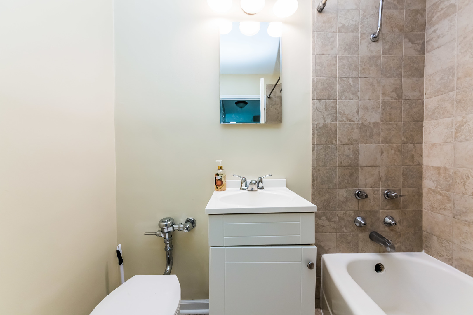 6118 North Sheridan Road, Unit 710 Chicago, IL 60660 - Photo 11 of 12