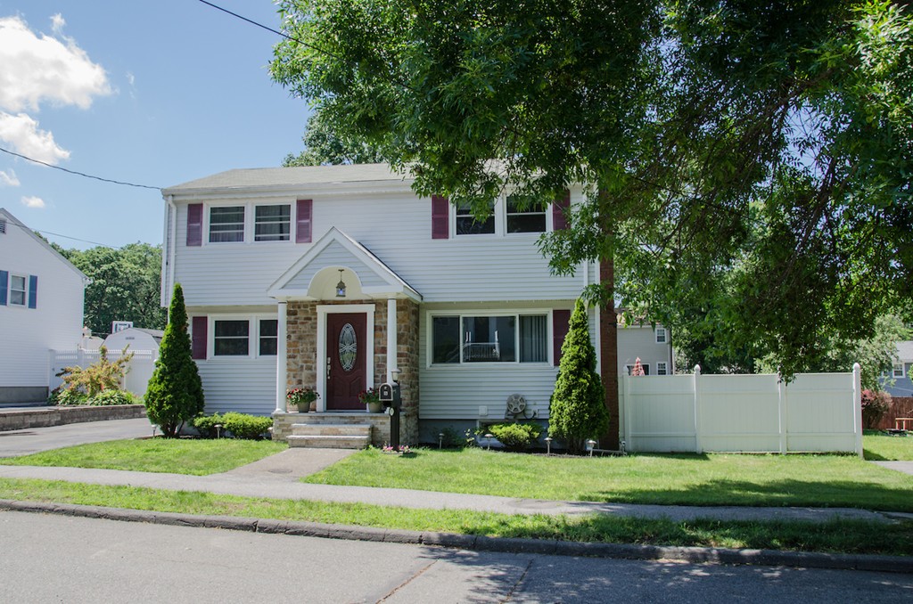 19 Ravenwood Road Peabody, MA 01960 - Photo 1 of 27 Gallery Image 1